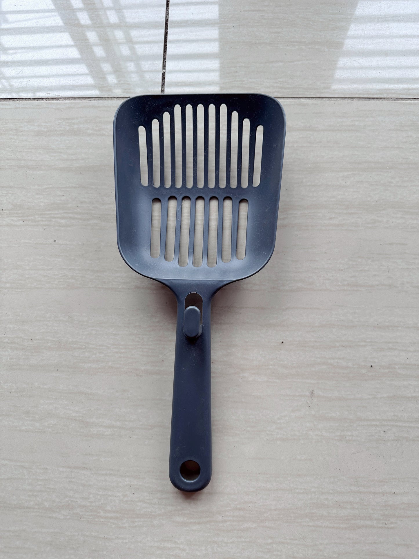 大的灰色猫砂铲